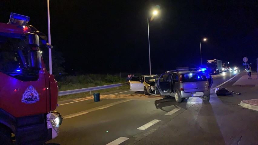 Wypadek w Tarnobrzegu - Nagnajowie na krajowej "dziewiątce". Po zdarzeniu dwóch samochodów pięć osób trafiło do szpitala [ZDJĘCIA]