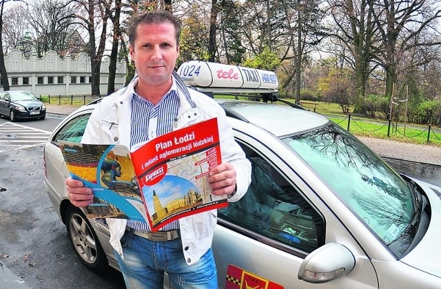 Marek Szablewski, łódzki taksówkarz, z planem Łodzi i okolic, który od dziś będzie dołączany do kolejnych wydań „Expressu Ilustrowanego”.