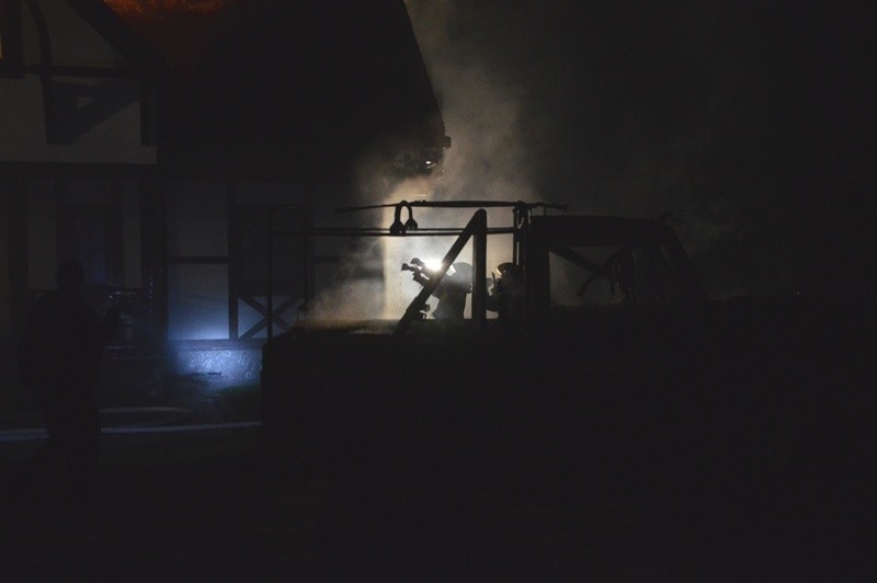 Świniarsko. Strażacy walczą z pożarem drewnianego domu [ZDJĘCIA, VIDEO]