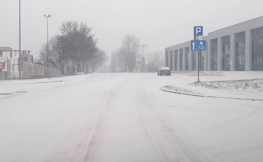 Śnieg znów zaskoczył w Łodzi drogowców. Od rana jezdnie bardzo śliskie ZDJĘCIA