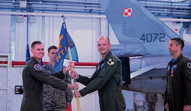 ppłk pilot Jason M. Repak (w środku) przejął dowództwo Av-Det