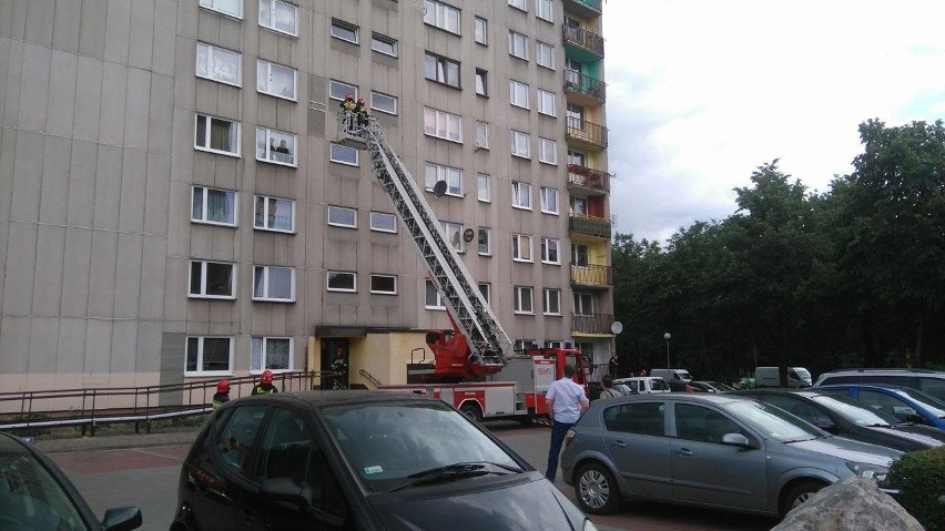 Silny wiatr w Zawierciu. Prawie oderwał płytę bloku! [FOTO]