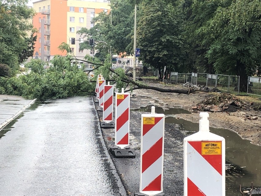 Zalane ulice i połamane drzewa. Burze przeszły przez Dolny Śląsk