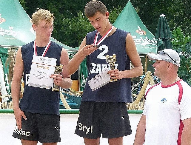 Bartłomiej Malec (pierwszy z lewej) i Michał Bryl (obok) siatkarze plażowi Czarnych Radom, zdobyli na mistrzostwach Europy do lat 18, w Wilnie brązowy medal. Z prawej Mirosław Malec, ojciec Bartłomieja i jego pierwszy trener.
