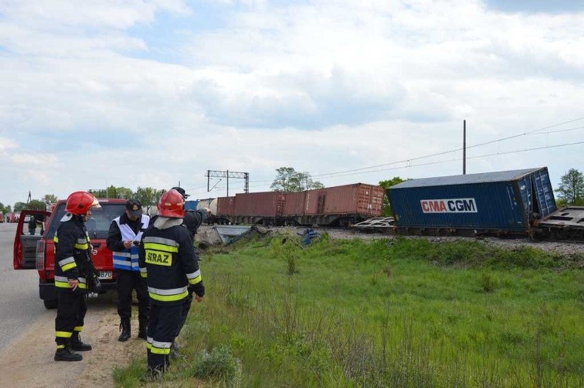 Zderzenie na przejeździe w gminie Brody. Ciężarówka roztrzaskana, pociąg wykolejony  