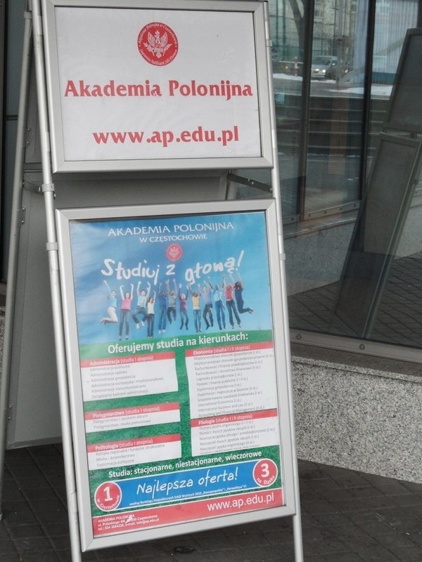 Protest studenta pod Akademią Polonijną