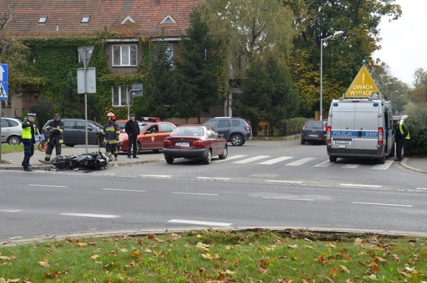 Wrocław: Wypadek na Wiśniowej. Lanos wjechał w motocyklistę (ZDJĘCIA)