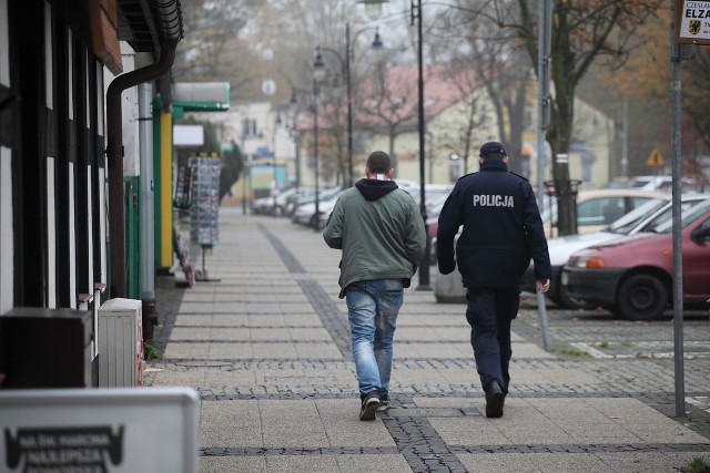 Policjanci zabezpieczają ślady na miejscu rozboju.