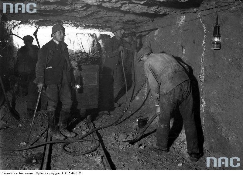 Robotnicy przy pracy w podziemnym chodniku kopalni soli...