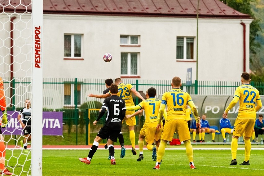 4 liga podkarpacka. Klątwa karnych w Sanoku w końcu przełamana! Ekoball Stal skromnie ograł Igloopol Dębica 1:0