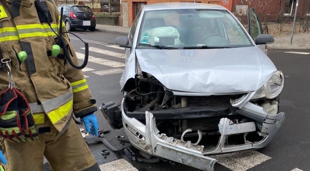 W wyniku kolizji, do której doszło przy ul. J. Matejki w Toruniu, ucierpiały cztery samochody osobowe, w tym dwa zaparkowane.