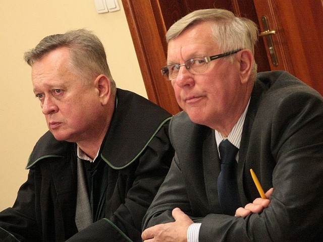 Głównym oskarżonym w aferze ratuszowej jest burmistrz Tadeusz Dubicki (z prawej). Jego obrońcą jest znany gorzowski adwokat Jerzy Synowiec.