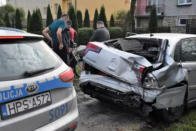 Do groźnie wyglądającego zderzenia doszło w sobotnie południe na drodze krajowej numer 74 w podkieleckim Radlinie w gminie Górno. W tył uderzającego citroena uderzył tam jadący za nim dostawczy mercedes. - Skręcaliśmy w prawo żeby wjechać na swoją posesję powiedzieli nam młodzi ludzie z citroena. -Pan jadący za nami nie zdążył wyhamować, ale szczęśliwie nikomu nic się nie stało.Na kolejnych zdjęciach zobaczcie jak wyglądało zderzenia i jak są zniszczenia