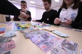 Trwa Światowy Tydzień Przedsiębiorczości. Uczniowie grali w gry biznesowe w Biurexie w Kielcach 