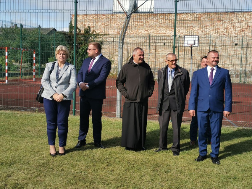 Dąbrówka Kościelna upamiętniła Polaków deportowanych na Sybir. Przy okazji obchodów mieszkańcy otrzymali flagę i maszt od premiera [ZDJĘCIA]