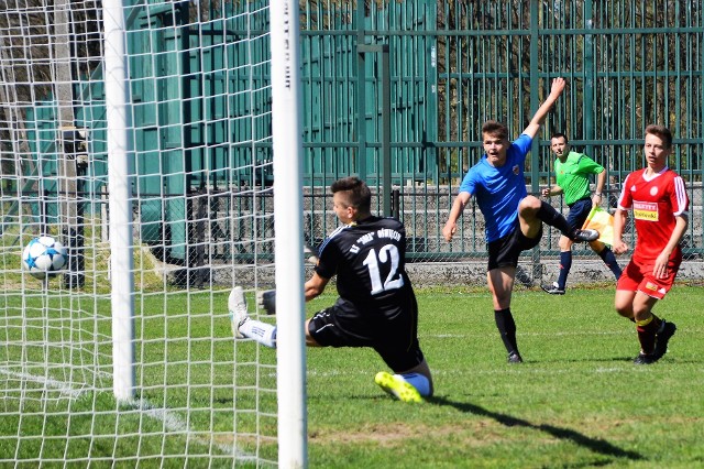 Szymon Stasik strzela drugiego gola dla AP Profi Zielonki, pieczętującego jego zwycięstwo nad Sołą w Oświęcimiu 2:0.