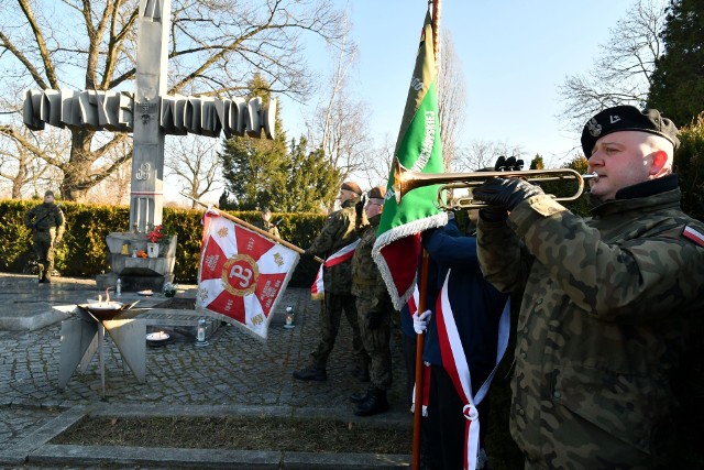 Wrocławskie obchody 80. rocznicy powstania Armii Krajowej odbyły się pod pomnikiem mauzoleum AK na cmentarzu św. Rodziny przy ul. Smętnej.