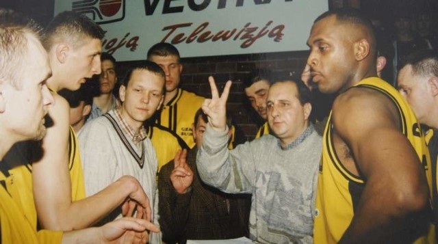 Charles Burkett (pierwszy z prawej) podczas jednego z meczów I ligi w 1999 roku. W środku trener Mirosław Lisztwan.