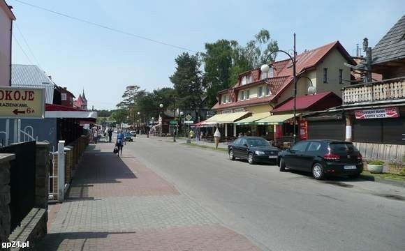 Ulica Nadmorska na początku czerwca. Łebianie liczą na to, że w lipcu będzie ona pełna turystów, bo teraz jest ona wyjątkowo spokojna.
