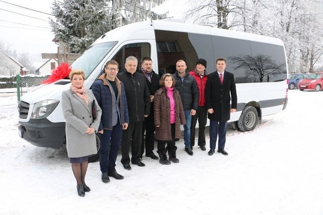 Przedstawiciele Starostwa Powiatowego ze starostą Michałem Godowskim i radni gminy Zagnańsk z wójtem Szczepanem Skorupskim, a także przedstawiciele Warsztatów Terapii Zajęciowej w Belnie przy nowym samochodzie.