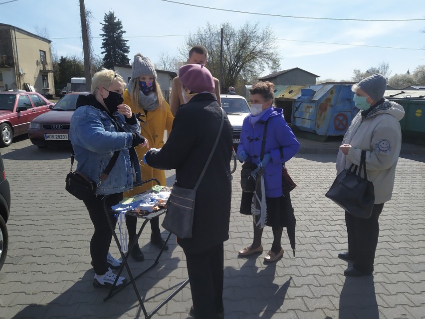 Koronawirus. Ostrów Mazowiecka. WzywamyPomoc rozdawali maseczki przed sklepem, 16.04.2020. Zdjęcia