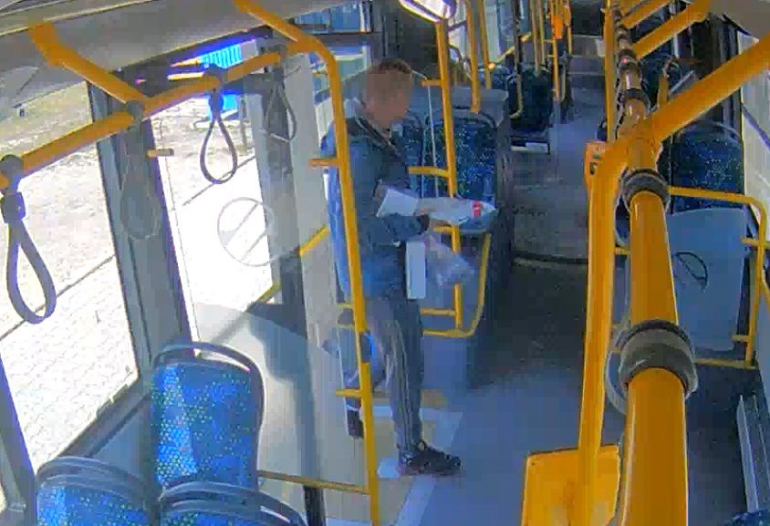 Ukradł i odjechał autobusem. Rozpoznajesz tego mężczyznę? Policja prosi o pomoc