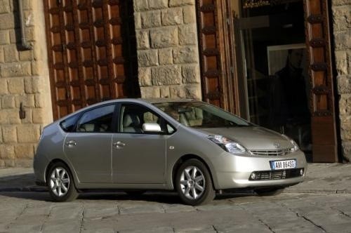 Fot. Toyota: Pierwszy, popularny samochód z napędem hybrydowym Toyota Prius kosztuje w Polsce od ok. 106 tys. zł