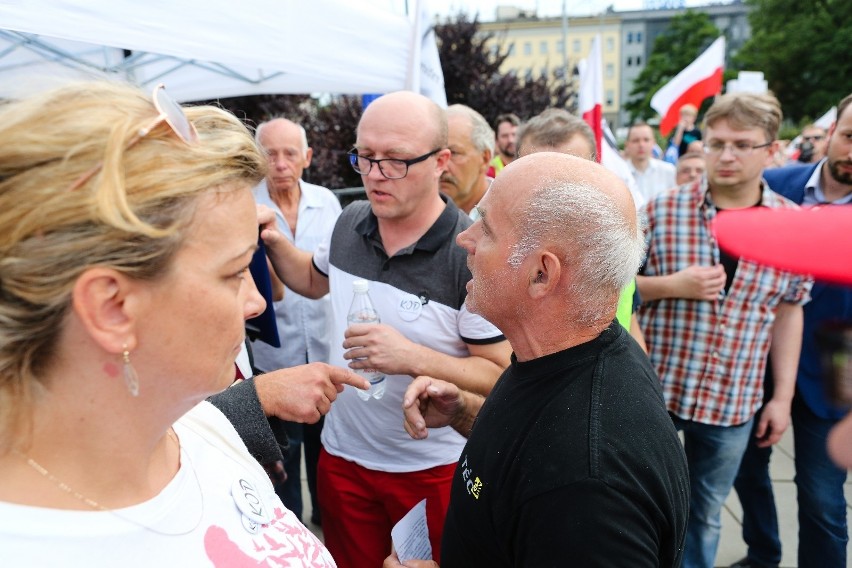 Protest na Placu Solidarności przeciwko reformie sądów. Przyszedł tłum [zdjęcia, wideo] 