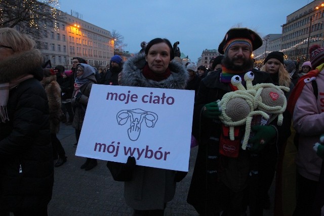"Jesteśmy wkur...ne" - kolejna demonstracja w obronie praw kobiet na placu Wolności w Poznani