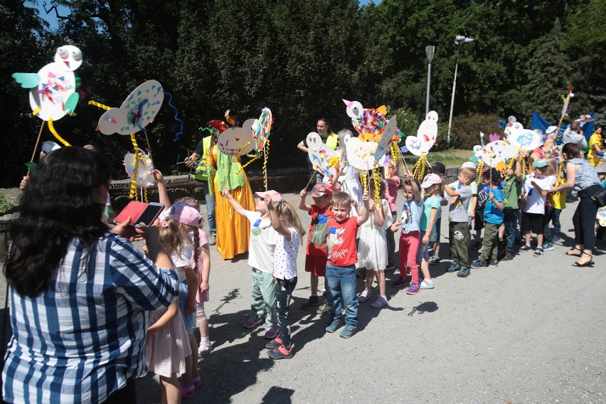 Kolorowy korowód z dziećmi i orkiestrą przeszedł ulicami miasta. Święto Pleciugi w Szczecinie [ZDJĘCIA]