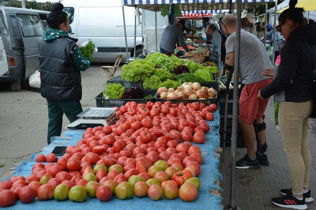 Na placu targowym ruch jak zwykle duży, jest dużo jesiennych owoców i warzyw, królują pomidory. Na kolejnych slajdach prezentujemy ceny >>>