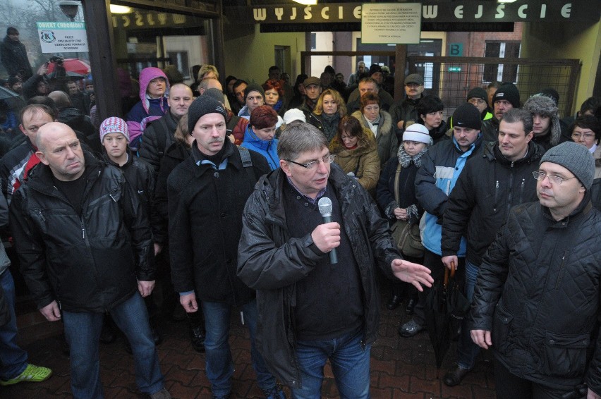 Górnicy, ich rodziny i pracownice kopalni protestują przed...