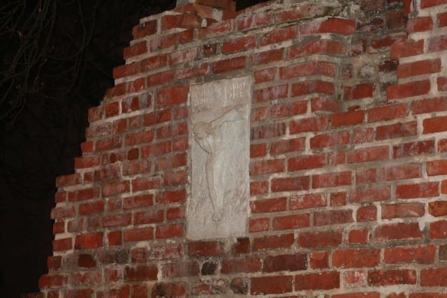 Wandal zniszczył pomnik Powstańców Warszawskich w Wandal zniszczył pomnik Powstańców Warszawskich w Słupsku