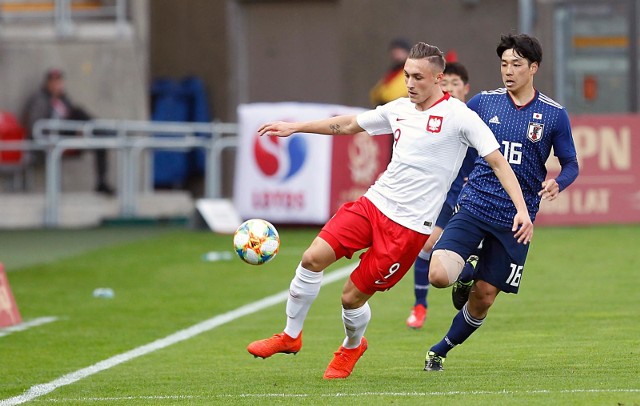 21.03.2019 lodz.towarzyski mecz reprezentacji  u-20 polska-japonia rozegrany w lodzi zakonczyl sie zwyciestwem polakow 4-1.na zdj. ( od lewej ) steczyk dominik (polska nr9 ) i tsunoda ryotaro (nr 16)nz. pilka nozna , reprezentacja u-20 , pilkarze , mecz , fot.krzysztof szymczak/polska press *** local caption *** lodz dziennik lodzki