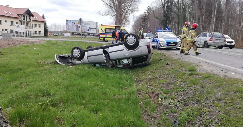 Karambol przy wyjeździe z Ustki na DK 21 koło stacji paliw...