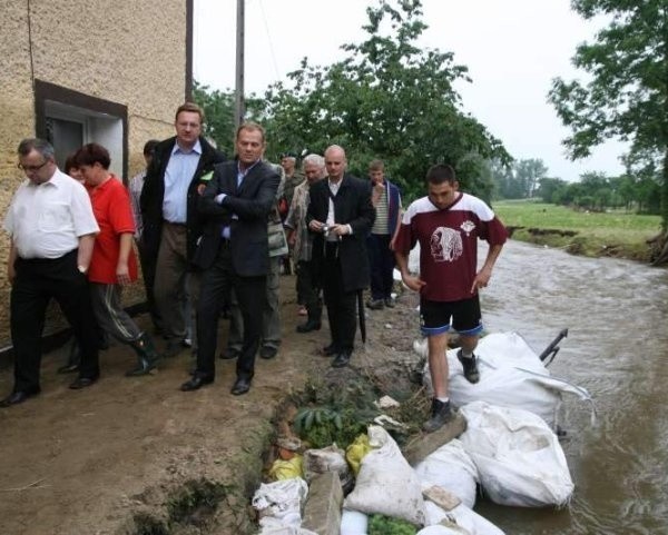 Dwa dni po powodzi w Dziewiętlicach premier Tusk obiecał powodzianom rządową pomoc.