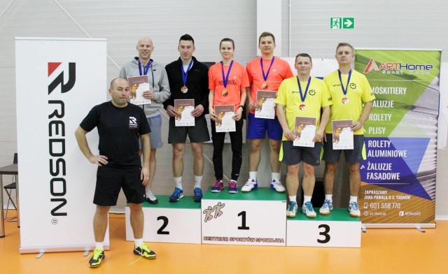 Na najwyższym stopniu podium zwycięzca singla mężczyzn w kategorii wiekowej powyżej 45 lat (open) Tadeusz Szczur, na trzecim stopniu podium Jacek Tomasiewicz, na trzecim stopniu podium w grze podwójnej debel mężczyzn: Mieczysław Sitko / Tadeusz Szczur.