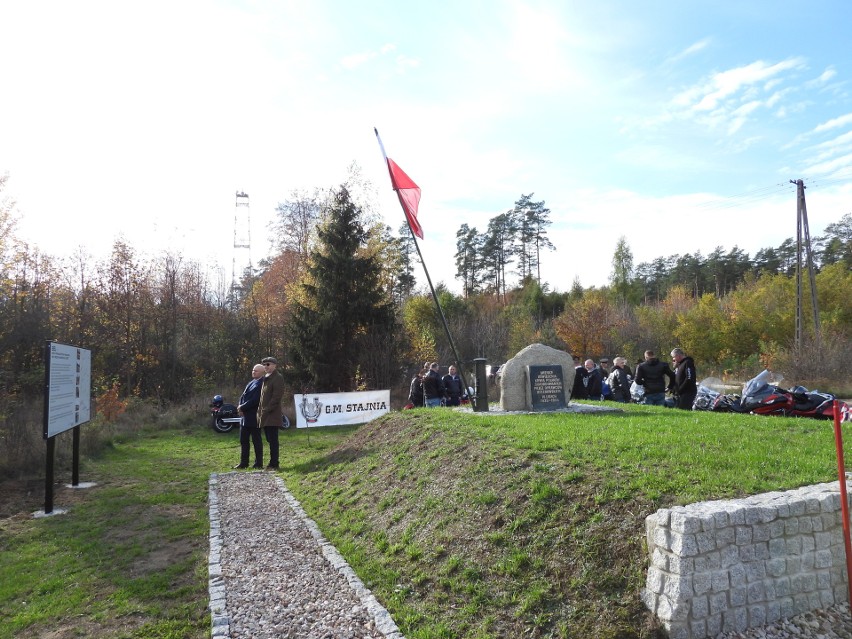 Odsłonięcie tablicy pamiątkowej w Bieli. Upamiętniono ofiary hitlerowskiego ludobójstwa. Tablicę odsłonięto 21.10.2022