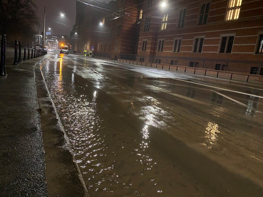 Awaria - Podwale zalane. Nie jeżdżą tramwaje. Woda wybija ze...