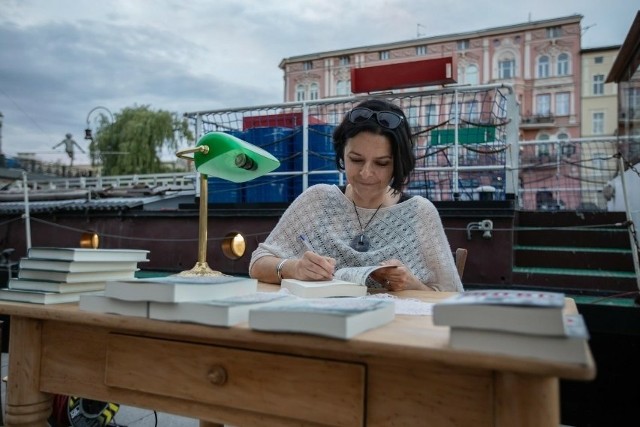 Małgorzata Grosman podczas podpisywania swoich książek w czerwcu ubiegłego roku na spotkaniu zorganizowanym przez Miejskie Centrum Kultury w Bydgoszczy