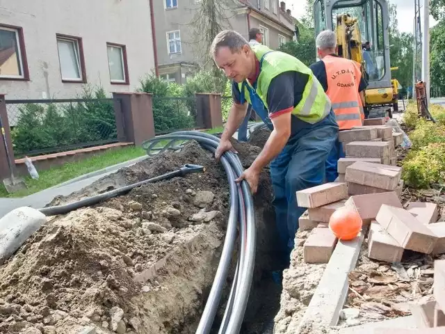 Na ul. Arciszewskiego kładzione są światłowody. Po zakończeniu inwestycji chodnik ma wyglądać jak wcześniej.