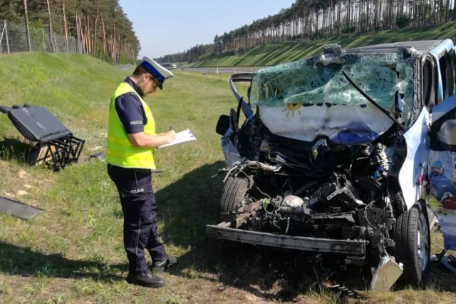 Dziś nad ranem doszło do wypadku busa z samochodem ciężarowym na autostradzie A1 w Mniszku w powiecie świeckim. Jedna osoba została ranna.Czytaj więcej o wypadku na kolejnych slajdach --->Flesz - wypadki drogowe. Jak udzielić pierwszej pomocy?