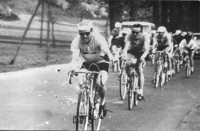 Eugeniusz Pudło na czele peletonu podczas jednego z wyścigów kolarskich