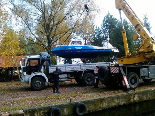 Ta łódź policyjna w minionym tygodniu opuściła Zalew Koronowski. Stacjonuje teraz w komendzie w Bydgoszczy.