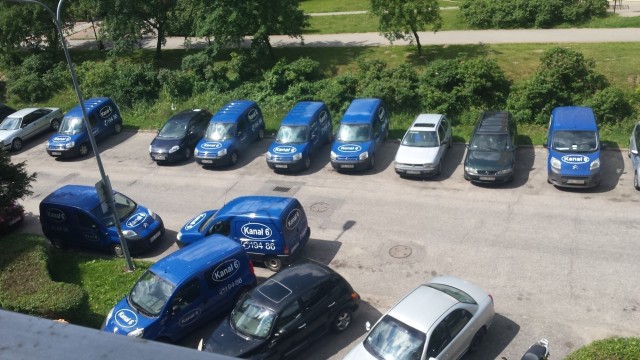 Mieszkańcy wieżowców przy ul. Romera denerwują się, że na parkingu stoją samochody należące do telewizji kablowej. Przepisy tego jednak nie zabraniają.