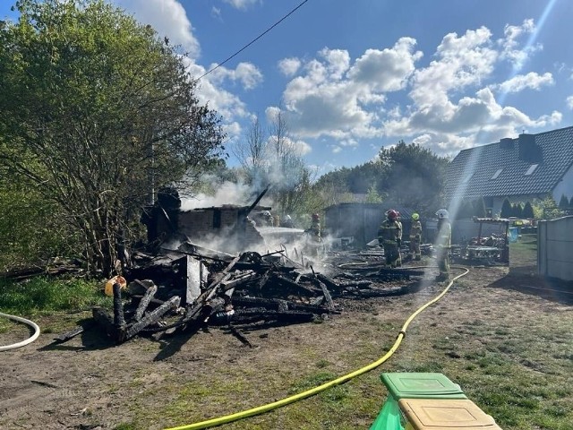 Po zakończeniu działań gaśniczych pogorzelisko oraz budynek mieszkalny sprawdzono kamerą termowizyjną, która nie wykazała zagrożeń.