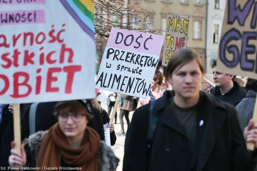 Manifa i antymanifa we Wrocławiu. Spokoju pilnowała policja (ZDJĘCIA)