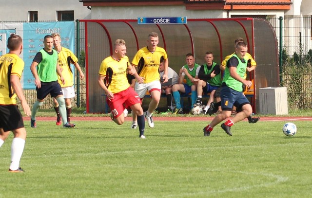 Piłkarze brzeskiego Łokietka (żółte koszulki) i Kujawiaka Kowal stworzyli w sobotę niezłe widowisko co pozwala z optymizmem oczekiwać na ich występy w rozpoczynających się niebawem rozgrywkach 4 i 5. ligi.