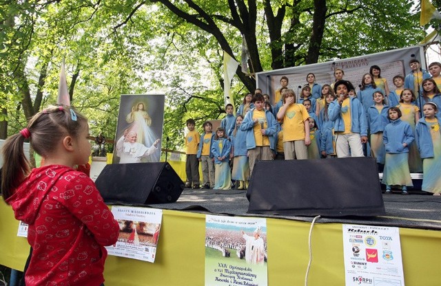 W parku im. Słowackiego przy ul. Pabianickiej odbył się tzw. Festyn Miłosierdzia ku czci Św. Faustyny, patronki Łodzi oraz Janowi Pawłowi II.