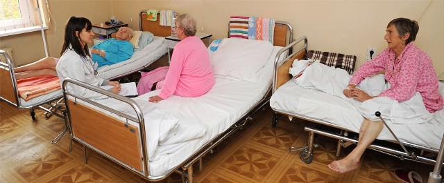 Jedna z sal na oddziale wewnętrznym koszalińskiego szpitala &#8211; ciasna, na której jest aż pięć łóżek. Nie spełnia więc podstawowych norm. 